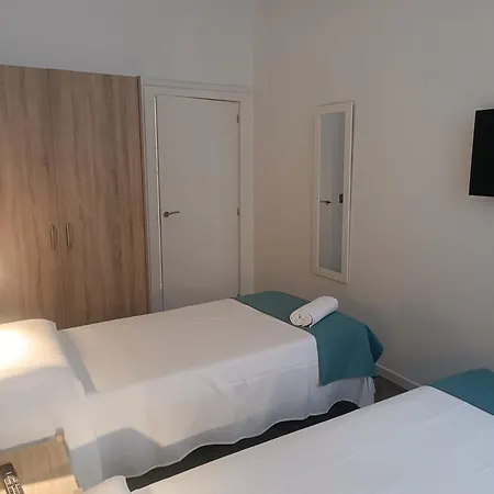 Apartamentosturisticos Puerta Del Alcazar 0-1 *