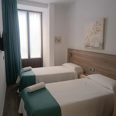 Apartamentosturisticos Puerta Del Alcazar 0-1 *